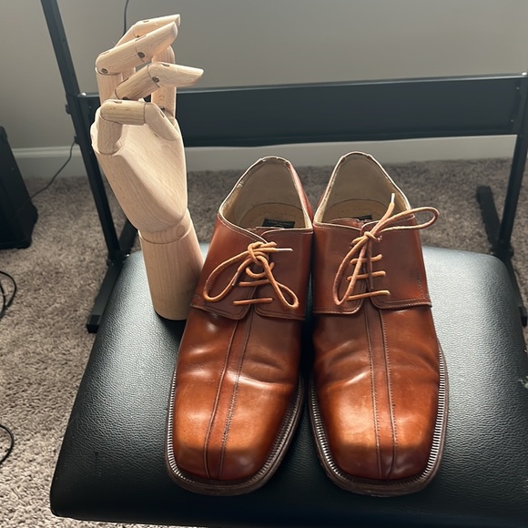 This is a special pair of shoes worn by a famous male hair dresser - Picture 2 of 5